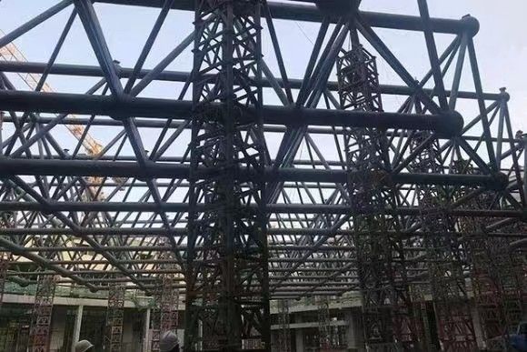 Xây dựng kho thép được thiết kế cho tòa nhà cao và trải dài lớn với Xưởng chế tạo cấu trúc thép sẵn chống bão